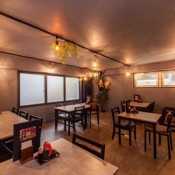 広々とした店内には、小さなお子様連れのお客様にも安心してご利用いただけるよう、お子様用の椅子や、退屈せずに過ごせるおもちゃをご用意しています。ご家族でゆっくりとくつろげるテーブル席もございますので、周囲を気にすることなく、お食事と会話をお楽しみいただけます◎ぜひお気軽にご来店ください。