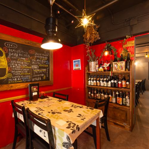 広々とした落ち着いた空間には、お子様や女性にも人気の可愛らしいテーブル席をご用意しています。自由にレイアウトを変更できるので、ご家族でのお食事や女子会に最適です。ゆったりとくつろぎながら、美味しい料理と楽しい時間をお過ごしいただけるので、大切な人とのひとときにもぴったりです。