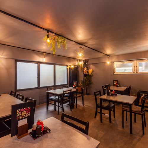 シックで落ち着いた雰囲気は、大人のデートにもぴったりです◎広々としたゆったり空間には、大人数の団体にも対応できるテーブル席をご用意。貸切も可能ですので、周りを気にすることなく、特別なひとときをお過ごしいただけます。大切な方との食事はもちろん、各種宴会やパーティーにも最適なお店です。