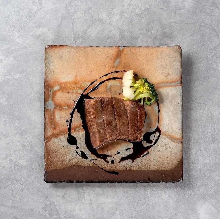 【薬院大通駅5分】旬素材を生かしたこだわりの鉄板料理と豊富なワインをご堪能あれ！