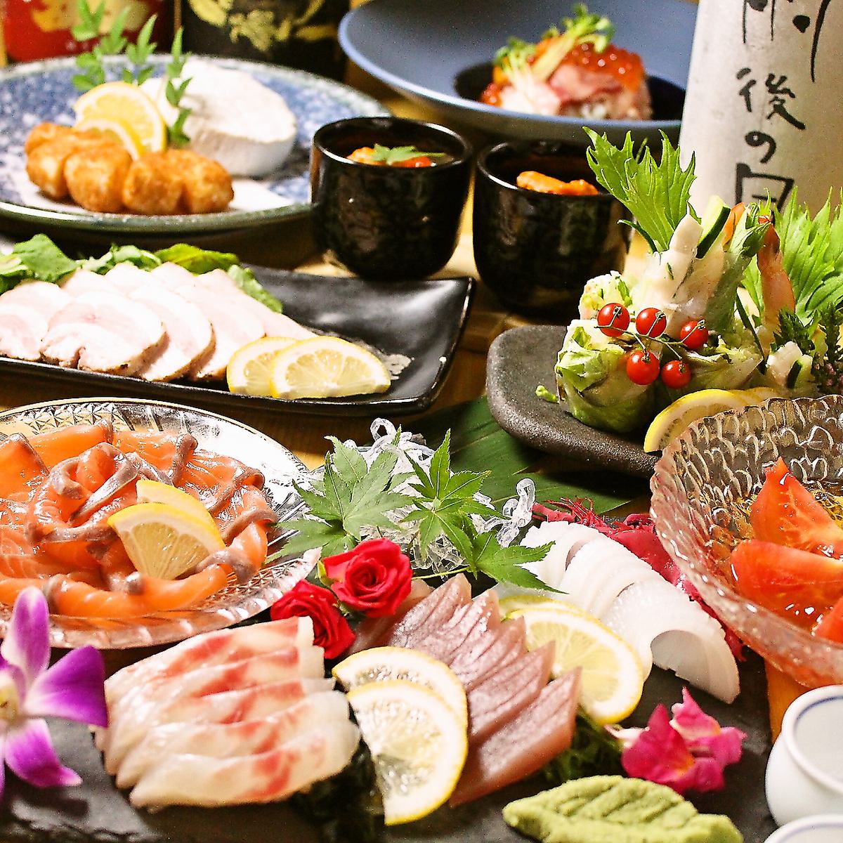 在轻松的日式空间中享用从北海道到冲绳精心挑选的食材以及以当地酒为主的各种清酒。