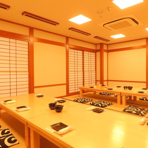 따뜻함을 느낄 수 있는 차분한 일본식 공간에서 자랑의 요리와 술을 즐길 수 있습니다.40명까지 이용 가능하며, 느긋하게 보내실 수 있습니다.