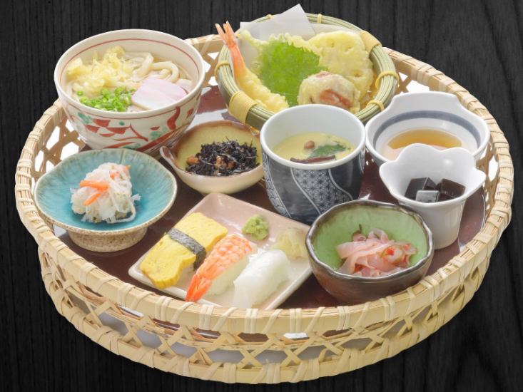 We offer a variety of great value lunch menus, including ladies' gozen (1,100 yen).