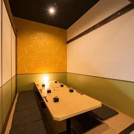 Since it is separated by walls, you can have a relaxing time at a date or a small banquet.