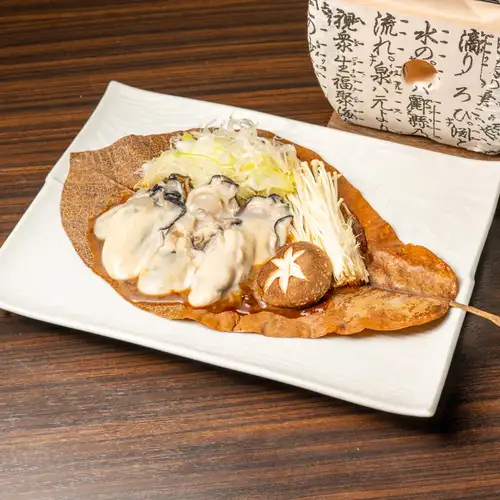三陸烤牡蠣配味噌醬，用玉蘭葉包裹。