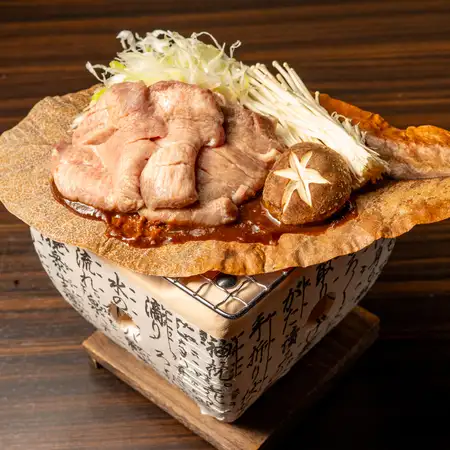 仙台特色菜：用味噌醬烤製的牛舌，包裹在玉蘭葉中。