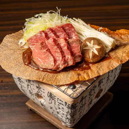 仙台牛肉佐以味噌醬烤製，外裹玉蘭葉