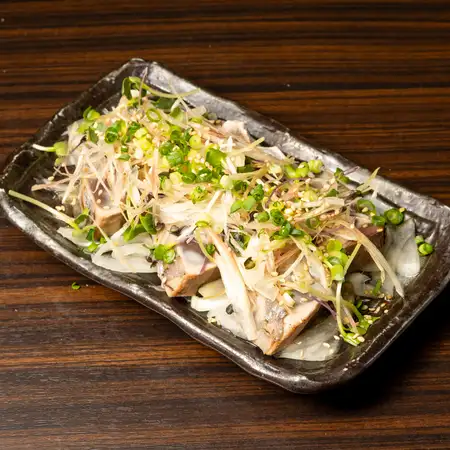 鰹魚配大量調味料和蔥油