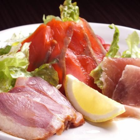 Assorted 3 types of smoked (duck, salmon, raw ham)