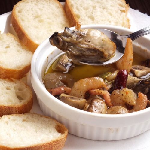 牡蛎，虾和蘑菇Ajillo