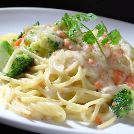 Smoked salmon and broccoli cream pasta