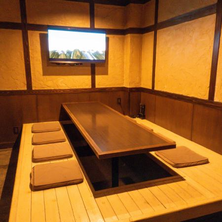 Our restaurant has a sunken tatami room that can accommodate up to 10 people.You can enjoy your meal and drinks while watching sports in front of the monitor!