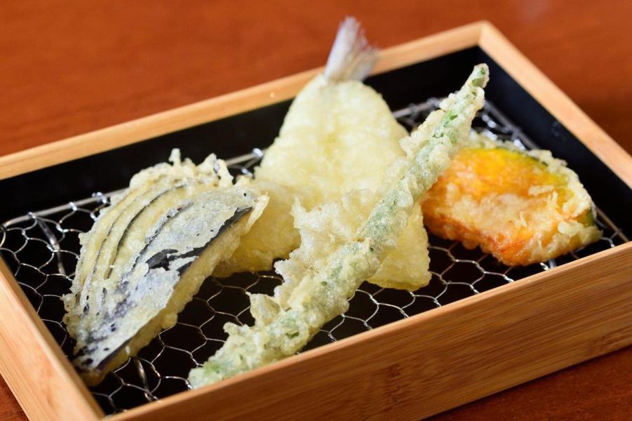 お食事をメインで楽しんでいただけます◆お食事メニュー・おつまみ天ぷら盛合せ等各種ご用意しております。