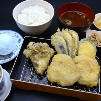 [餐食菜单] ■ 猪里脊肉天妇罗餐（附茶碗蒸和甜点） ■ 11种 2,244日元（含税）
