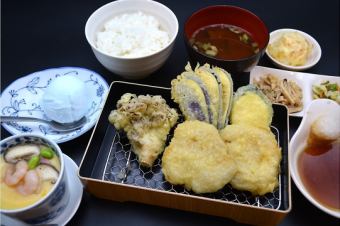 [Meal menu] ■ Pork fillet tempura meal (comes with chawanmushi and dessert) ■ 11 items 2,244 yen (tax included)