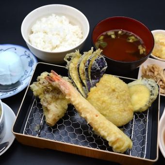 [餐食菜单] ■虾和猪里脊肉天妇罗盖饭（附茶碗蒸和甜点） ■11种 2,112日元（含税）