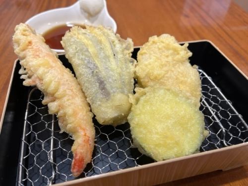 Shrimp and pork tenderloin tempura assortment (4 items)