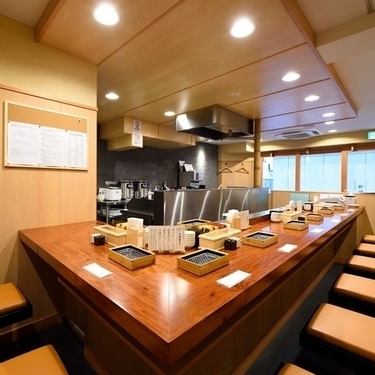 가게는 일본을 기조로 한 아늑한 공간.카운터 석에 앉으면 튀김을 튀기는 맛있는 소리와 향기를 즐길 수 있습니다.1 명이라도 가족과도 즐거운 시간을 보낼 수있는 가게입니다.