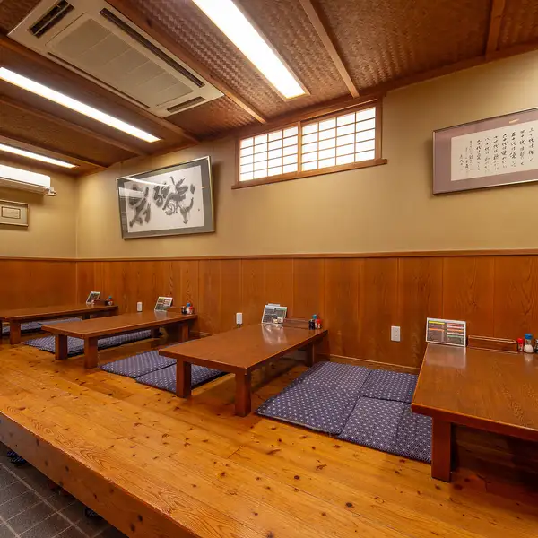 最大20名まで対応可能な店内は、会社宴会や仲間との集まりにぴったり◎4名掛けのテーブルを組み合わせて広々と使えます。落ち着いた雰囲気で、旬の魚料理と日本酒を囲みながらゆったり過ごせるので、幹事様も安心いただけます。広々とした空間が魅力で宴会利用に最適です。各種お集まりに対応します◎