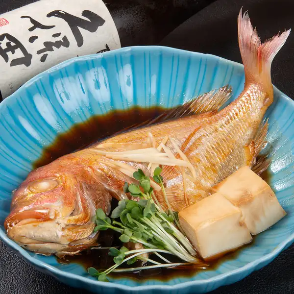 和の趣が漂う心地よい店内空間です。魚屋直送の新鮮な魚を使った料理と、オーナー厳選の日本酒で特別な時間をご提供します。お一人様から大人数のご宴会まで対応でき、さまざまなシーンに活躍◎居心地の良さも魅力で気軽に立ち寄れるのも嬉しいポイントです。みなさまのご来店お待ちしております。