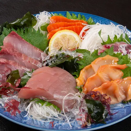 The allure of sashimi and salt-grilled fish made with fresh fish delivered directly from the fish market.