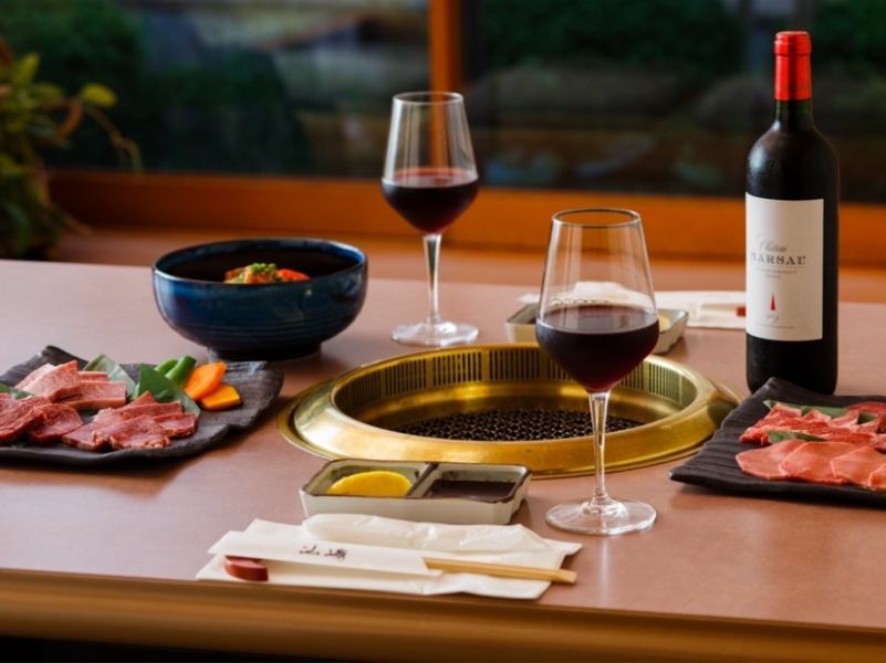 カップルやご夫婦等2名様でも気軽にご利用頂ける完全個室をご用意しております。個室から眺める庭園等雰囲気がよく、お祝いや大切な記念日としてもご利用頂けます。