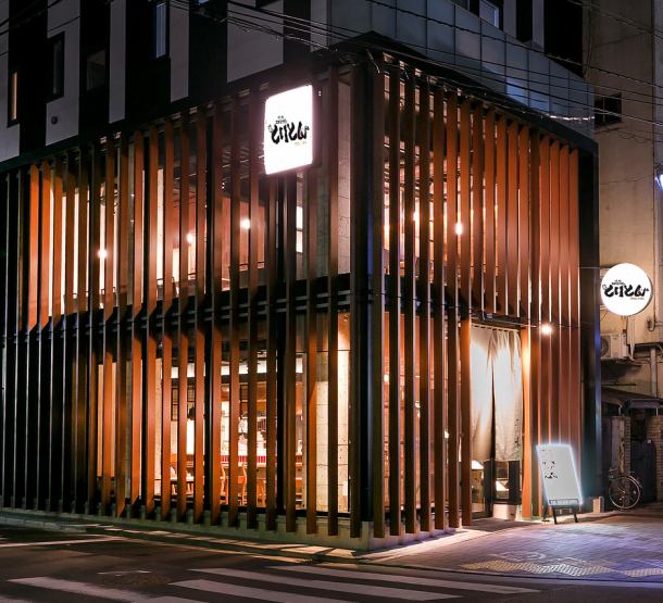 The appearance with a wooden lattice is a fashionable appearance that stands out in the city of Toyosu.The interior of the store is also chic and modern with a Japanese tone.Despite being close to the station, it is quiet and calm.