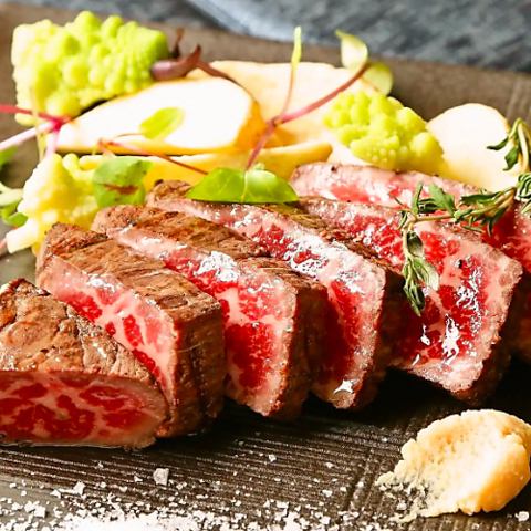 国産牛もつの、コラーゲンがたっぷりの牛もつ鍋が人気