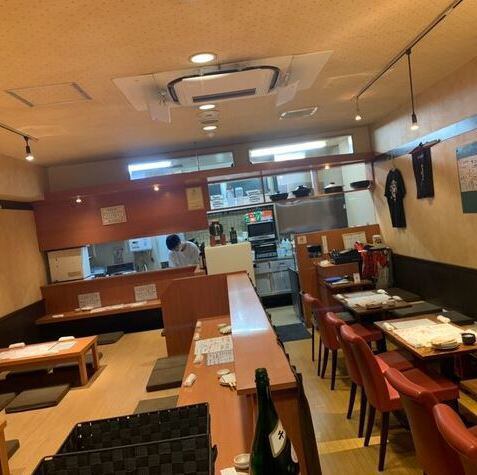 テーブル席を複数ご用意しております。6名がけテーブルもございますので、グループでのご利用や宴会利用にもおすすめです◎また4名がけテーブルもご用意いたしておりますので、少数グループでのご来店もお待ちしております！