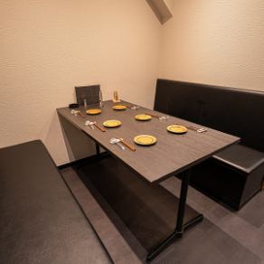 <Table seating (for 6 people)> Also available for small parties and casual meetings.