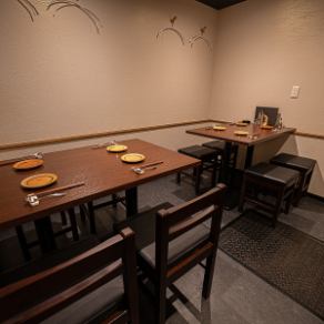 <Semi-private room (maximum 10 people)> This is the perfect seat for those who want to enjoy a meal and conversation.