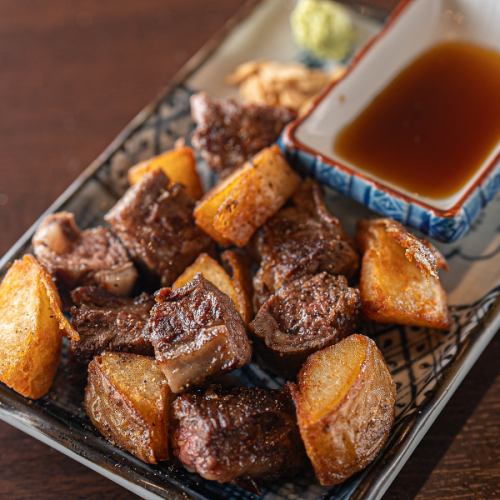 <An unmistakable delicacy packed with the delicious flavor of meat> Diced beef rib steak [780 yen (tax included)]