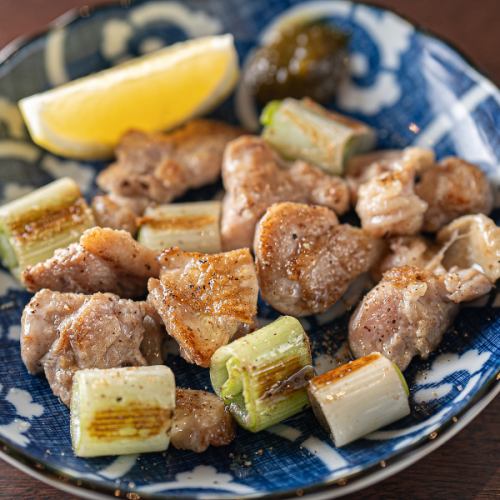 ≪An original Yoinokuchi dish made with domestic chicken≫ Yoinokuchi-style Negima (sauce or salt) [580 yen (tax included)]