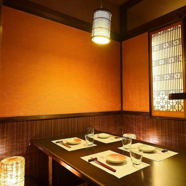 【所有座位均為包廂◎】我們重視空間的品味。如果您想在秋田站附近品嚐各種秋田當地美食和創意日本料理，請來我們的餐廳！ 我們可以容納 2 至 150 人。以下沉式被爐包廂為中心，以日式風格的乾淨空間為傲！ 無限暢飲套餐3,500日元起，還有主廚精心準備的各種創意日本料理！