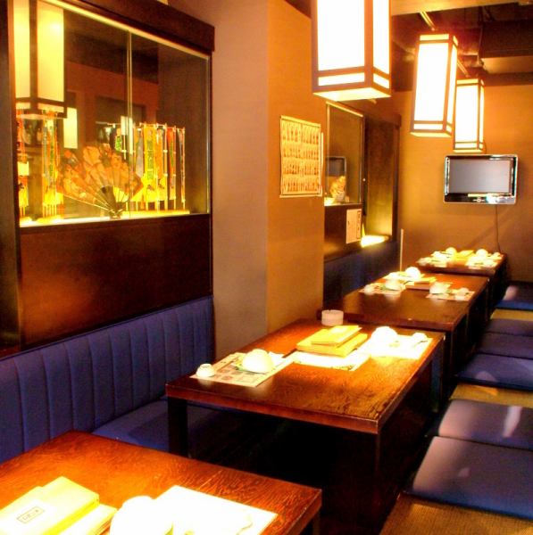 ちゃんこのお店とは思えないオシャレな空間。落ち着いた雰囲気のテーブル席で、門外不出のちゃんこをどうぞ。最大25名様まで半個室の貸切も可能です！ご予約の際は、お気軽にスタッフまでお問い合わせ下さい♪