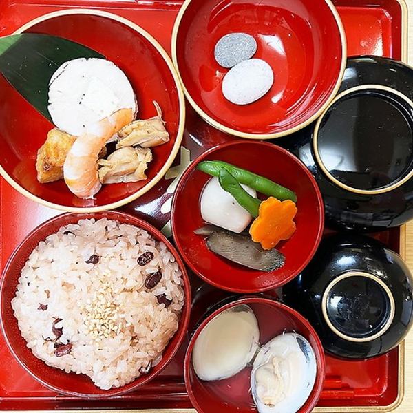 お食い初め膳をはじめ、お子様用椅子や食器もご用意