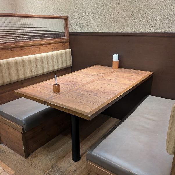 【4名様掛けテーブル席】女子会やママ会など、多彩なシーンに合わせてご利用いただけるお席となっております♪料理メインでも、お酒メインでもシーンを問わずお楽しみいただけます！当店自慢のチーズとドリアをぜひご堪能ください☆