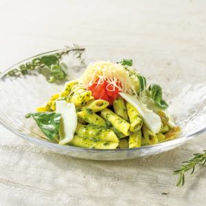 Mentaiko and mozzarella cold short pasta with basil sauce