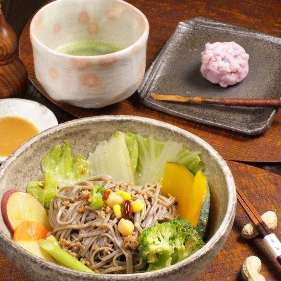 찐 야채 샐러드 소바 (소나무)와 사계절의 일본식 과자와 찻잔