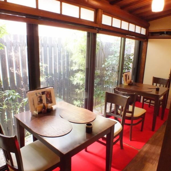 You can enjoy the soba noodles while watching the landscaped garden.There is also a table seat with floor heating, so you can relax comfortably ♪