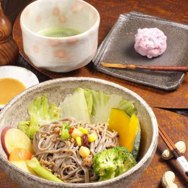 清蒸蔬菜沙拉蕎麥麵（松樹），時令日本甜點和清淡茶