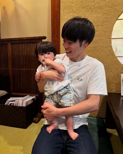 今週は七年近く前の卒業生が来てくれました！
結婚の報告でもあるのかと思っていたら、奥さんとおこちゃまを連れてきて予想を上回る内容で仕事の合間のお休みに来てくれました😊️

皆様もよろしければ仕事帰りやちょっとした合間にも峡洛へ🌿 
御影の古民家で温かいかけ蕎麦を黒竹のお庭でほっこりしに来て下さいね。HP予約OK！ 蕎麦売り切れまで21時ラストオーダー。
#そば処御影峡洛 #神戸グルメ 
#兵庫県 #神戸市 #東灘区 #阪神御影駅北側 #御影坂 #そば処 #御影 #峡洛 #神戸ディナー #東灘ディナー #御影ディナー #御影ディナーも峡洛で