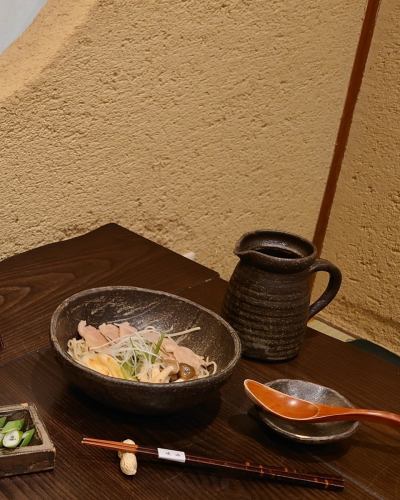 今週は七年近く前の卒業生が来てくれました！
結婚の報告でもあるのかと思っていたら、奥さんとおこちゃまを連れてきて予想を上回る内容で仕事の合間のお休みに来てくれました😊️

皆様もよろしければ仕事帰りやちょっとした合間にも峡洛へ🌿 
御影の古民家で温かいかけ蕎麦を黒竹のお庭でほっこりしに来て下さいね。HP予約OK！ 蕎麦売り切れまで21時ラストオーダー。
#そば処御影峡洛 #神戸グルメ 
#兵庫県 #神戸市 #東灘区 #阪神御影駅北側 #御影坂 #そば処 #御影 #峡洛 #神戸ディナー #東灘ディナー #御影ディナー #御影ディナーも峡洛で
