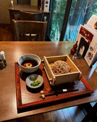 こんばんは。
今日は一日、少し暑いときもありましたが、
おおむね穏やかな気候でしたね。

色々お疲れが終わった後は
当店で「とろろそば」なんていかがですか？
大和芋のとろろをよく使ったつけつゆに
日本酒をそばに置いていただくと…。

なかなかのものです。
地酒の極上黒松剣菱はもちろん、
店主おすすめの新潟の久保田、千寿から万寿まで
値段の付け方が安すぎるんじゃないかと、
ご指摘を受ける感じでご提供しております。

店主が正気に戻るまでにおトクにご賞味いただければ幸いです。

#兵庫県 #神戸市 #東灘区 #阪神御影駅北側 #御影坂 
#そば処 #御影 #峡洛 #阪神御影 #そば処御影峡洛 
#神戸ディナー #東灘ディナー #御影ディナー 
#御影ディナーも峡洛で
