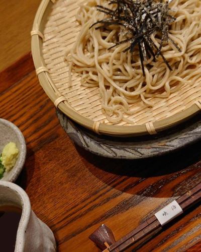 天ぷらの盛り合わせ（990円、海老二本・かぼちゃなど）＋上ざる（900円）！

おはようございます😊️
今日は涼しくて過ごしやすい朝ですね。
そんな日のランチやイベント前のお昼に
黒塀、黒竹のお庭などが見える峡洛で
過ごしませんか？
本日も11時から休み時間無しで
営業の予定でございます😊️

#兵庫県 #神戸市 #東灘区 #阪神御影駅北側 #御影坂 #そば処 #御影 #峡洛 #神戸ランチ #東灘ランチ #御影ランチ #御影ランチで峡洛の蕎麦