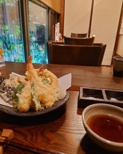 天ぷらの盛り合わせ（990円、海老二本・かぼちゃなど）＋上ざる（900円）！

おはようございます😊️
今日は涼しくて過ごしやすい朝ですね。
そんな日のランチやイベント前のお昼に
黒塀、黒竹のお庭などが見える峡洛で
過ごしませんか？
本日も11時から休み時間無しで
営業の予定でございます😊️

#兵庫県 #神戸市 #東灘区 #阪神御影駅北側 #御影坂 #そば処 #御影 #峡洛 #神戸ランチ #東灘ランチ #御影ランチ #御影ランチで峡洛の蕎麦