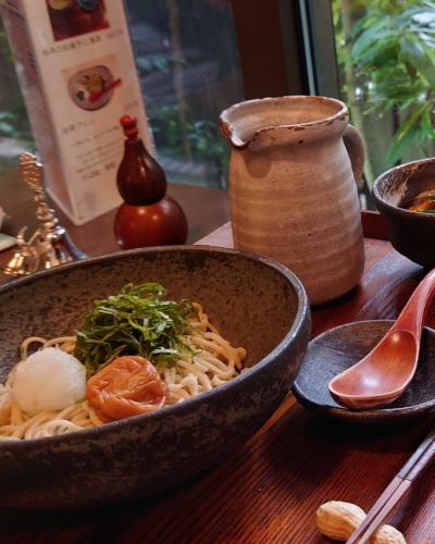 This week we had a visit from a graduate from nearly seven years ago!
I thought he was going to announce his marriage, but he brought his wife and child with him and came on his day off from work to tell me something that exceeded my expectations😊️

If you like, please come to Kyoraku after work or during your free time.
Come and enjoy some warm soba noodles in a traditional Mikage house surrounded by black bamboo garden.Reservations can be made on the website! Last orders are taken at 9pm until the soba is sold out.
#Soba restaurant Mikagekyoraku #Kobe gourmet
#Hyogo Prefecture #Kobe City #Higashinada Ward #North side of Hanshin Mikage Station #Mikagezaka #Soba restaurant #Mikage #Kyoraku #Kobe dinner #Higashinada dinner #Mikage dinner #Mikage dinner is also at Kyoraku