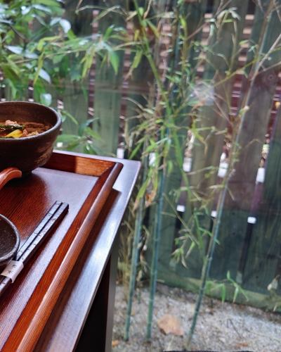 This week we had a visit from a graduate from nearly seven years ago!
I thought he was going to announce his marriage, but he brought his wife and child with him and came on his day off from work to tell me something that exceeded my expectations😊️

If you like, please come to Kyoraku after work or during your free time.
Come and enjoy some warm soba noodles in a traditional Mikage house surrounded by black bamboo garden.Reservations can be made on the website! Last orders are taken at 9pm until the soba is sold out.
#Soba restaurant Mikagekyoraku #Kobe gourmet
#Hyogo Prefecture #Kobe City #Higashinada Ward #North side of Hanshin Mikage Station #Mikagezaka #Soba restaurant #Mikage #Kyoraku #Kobe dinner #Higashinada dinner #Mikage dinner #Mikage dinner is also at Kyoraku