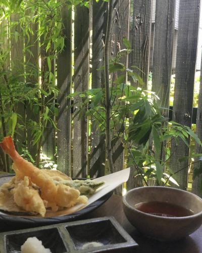 鸭肉沾面（1,460日元）和天妇罗拼盘（990日元）的豪华午餐如何？
非常适合家庭出游或观光。
虽然阪神御影站周围都是高楼大厦，但是可以享受被黑竹等大自然包围的宁静氛围😊️

#兵库县 #神户市 #东滩区 #阪神御影车站北侧 #御影坂 #荞麦面店 #御影 #京乐 #阪神御影 #荞麦面店御影京乐 #神户午餐 #东滩午餐 #御影午餐 #御影午餐京乐荞麦面