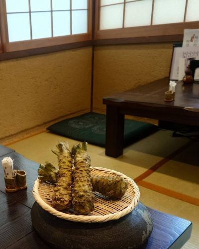 お昼過ぎのひととき、如何お過ごしですか？
このお天気のせいというわけではありませんが、午前中にもお知らせしましたとおり、いつもの静岡県有東木のワサビが不作のため、しばらく長野県安曇野産のワサビをご提供することになりました。
どちらも良いワサビなので変わらず御愛顧くださいませ。

まだまだ知られていないのか分かりませんが、峡洛は昼過ぎから喫茶営業も引き続きしておりまして、中の人の大好きなチョイスなクッキーはありませんが、各種ソフトドリンクに加え、珈琲、紅茶、ケーキなども出現します。よろしければ峡洛でゆっくり過ごしていただければ幸いです。

#兵庫県 #神戸市 #東灘区 #阪神御影駅北側 #御影坂 #そば処 #御影 #峡洛 #御影喫茶 #リラックスタイム #阪神御影 #そば処御影峡洛